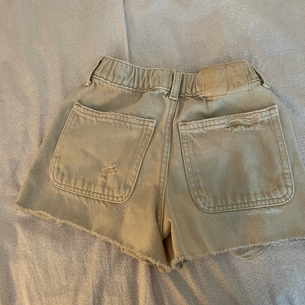 Zara girls beige cut denim shorts. Girls size 8. Good condition.